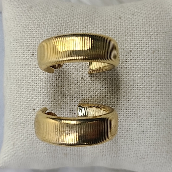 Hoop Earrings Gold Tone Omega Chain Ribbed Vintage Classic Everyday Career EUC - Picture 3 of 6